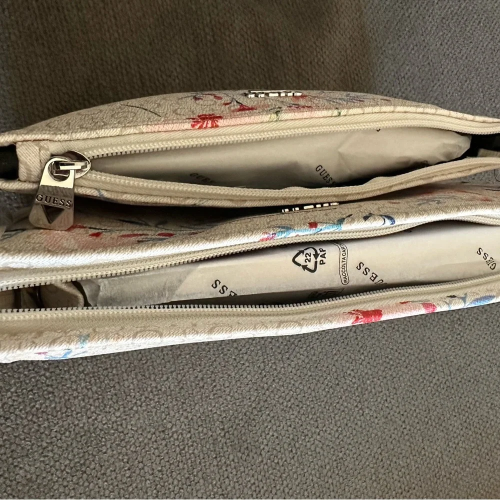 Guess 2-Piece Cosmetic Travel Essential Bags Floral Cream Women's Bag Set NEW - Picture 8 of 9